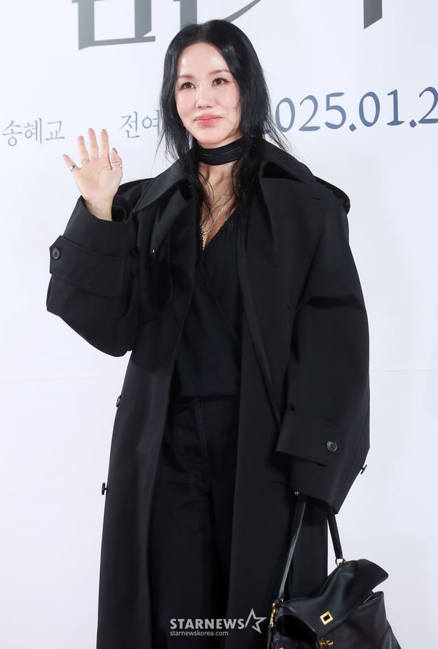 배우 엄정화가 21일 오후 서울 송파구 롯데월드타워 롯데시네마에서 진행된 영화 '검은 수녀들' VIP시사회에 참석해 포즈를 취하고 있다. '검은 수녀들'은 '검은 사제들'의 두 번째 이야기로 강력한 악령에 사로잡힌 소년을 구하기 위해 금지된 의식에 나서는 사람들의 이야기를 그린 영화다. 오는 24일 개봉. 2025.01.21 /사진=김창현 chmt@