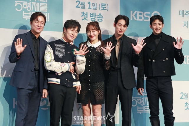 배우 최대철, 김동완, 엄지원, 윤박, 이석기가 22일 오후 서울 신도림 라마다 호텔에서 진행된 KBS 2TV 새 드라마 '독수리 5형제를 부탁해!' 제작발표회에 참석해 포즈를 취하고 있다. /2025.01.22 /사진=이동훈 photoguy@