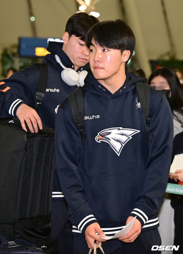 한화 정우주가 22일 인천국제공항을 통해 출국하고 있다.