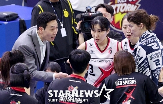 고희진 정관장 감독이 작전 지시를 하고 있다./사진=김진경 대기자