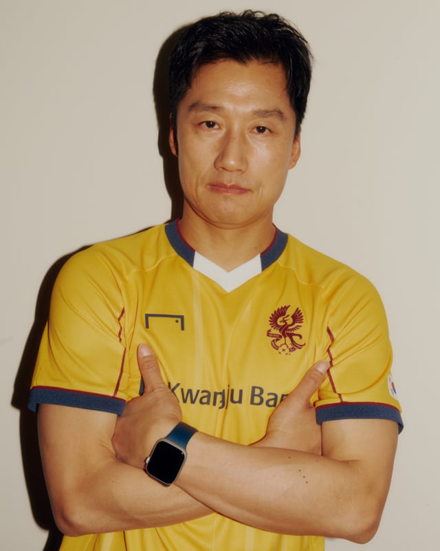 2025시즌 광주FC 홈 유니폼을 입은 이정효 감독. /사진=광주FC 제공