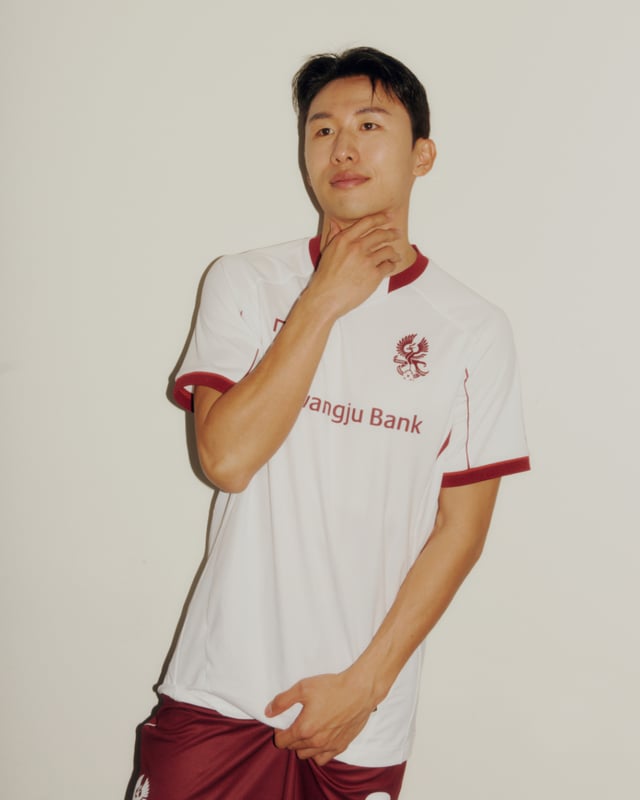 2025시즌 광주 어웨이 유니폼을 입은 이민기. /사진=광주FC 제공
