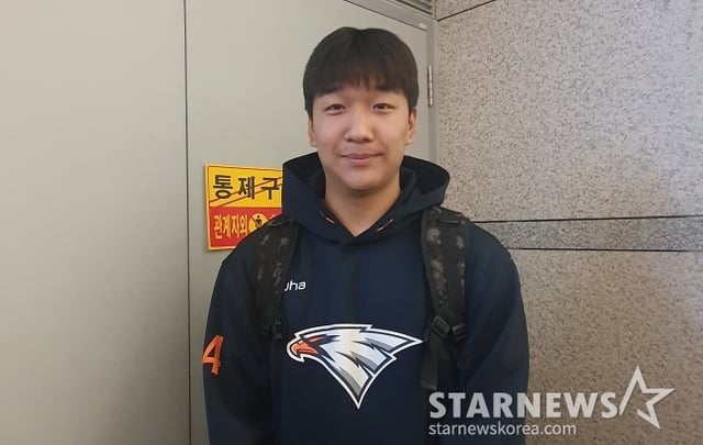 한화 권민규가 22일 인천국제공항에서 2025 한화 스프링캠프 출국을 앞두고 취재진과 인터뷰하고 있다. /사진=김동윤 기자