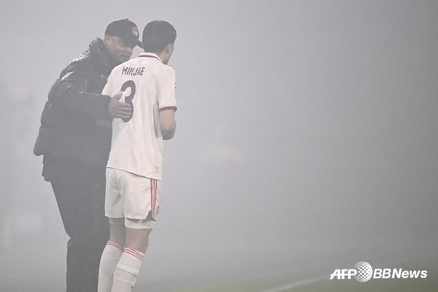 김민재(흰색)가 경기 중 뱅상 콤파니 감독의 지시를 듣고 있다. /AFPBBNews=뉴스1