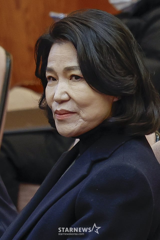 (서울=뉴스1) 박지혜 기자 = 이진숙 방송통신위원회 위원장이 23일 서울 종로구 헌법재판소에서 열린 방통위원장 탄핵심판사건 선고기일에 출석해 있다.   공영방송사 이사 선임 안건의 상임위원 '2인 의결'로 취임 사흘 만에 탄핵심판대에 오른 이 위원장은 이날 파면을 면했다. (공동취재) 2025.1.23/뉴스1  Copyright (C) 뉴스1. All rights reserved. 무단 전재 및 재배포,  AI학습 이용 금지. /사진=(서울=뉴스1) 박지혜 기자