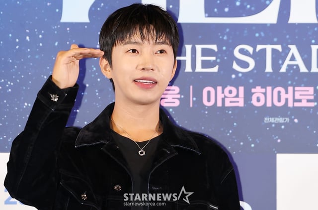 (서울=뉴스1) 김진환 기자 = 가수 임영웅이 22일 오후 서울 CGV 용산아이파크몰에서 열린 '임영웅│아임 히어로 더 스타디움' 무대인사에 참석해 포즈를 취하고 있다. 임영웅의 지난 5월 서울월드컵경기장 공연 실황과 뒷 이야기를 담은 '임영웅│아임 히어로 더 스타디움'은 오는 28일 CGV에서 단독 개봉한다. 2024.8.22/뉴스1 Copyright (C) 뉴스1. All rights reserved. 무단 전재 및 재배포, AI학습 이용 금지. /사진=(서울=뉴스1) 김진환 기자