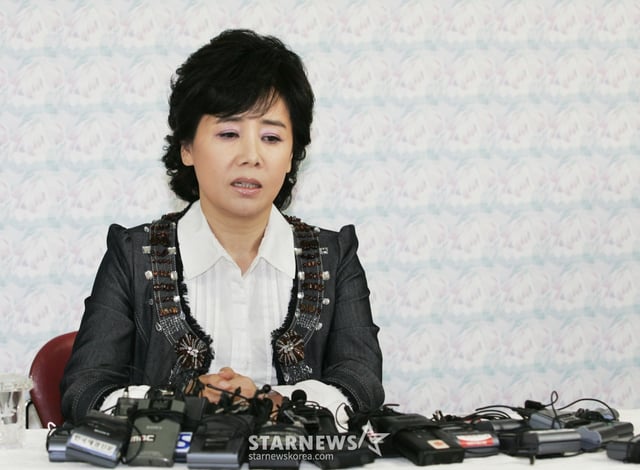 배우 선우은숙이 25일 오후 서울 여의도 MBC에서 가진 이혼 관련 기자 회견에서 고개를 숙이며 인사를 하고 있다. /사진=홍기원