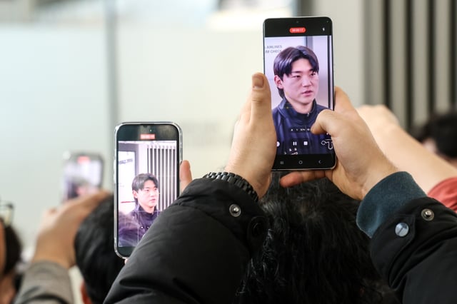 야구 팬들이 23일 인천국제공항에서 KIA 타이거즈 김도영의 모습을 스마트폰에 담고 있다. /사진=KIA 타이거즈 제공