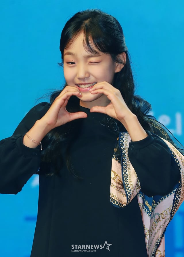 가수 김태연이 15일 오전 서울 강남구 일지아트홀에서 진행된 새 디지털 싱글 앨범 '힘내세요!' 발매기념 쇼케이스에서 포즈를 취하고 있다. 타이틀곡 '수고했어요 오늘도'는 각자의 자리에서 하루를 열심히 살아내고 있는 대중들에게 김태연이 건네는 안부와 따뜻한 위로를 담은 트로트 곡이다. /2022.09.15