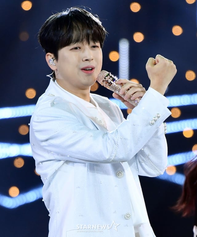 (서울=뉴스1) 권현진 기자 = ·가수 이찬원이 26일 오후 영종도 인스파이어 아레나에서 열린 '2024 SBS 트롯대전'에 출연해 화려한 무대를 선보이고 있다. (SBS 제공) 2024.12.26/뉴스1 Copyright (C) 뉴스1. All rights reserved. 무단 전재 및 재배포, AI학습 이용 금지. /사진=(서울=뉴스1) 권현진 기자