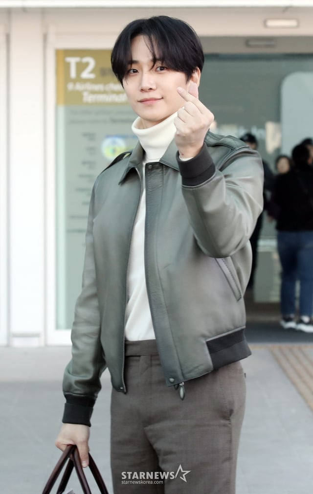 가수 겸 배우 이준호가 ‘파리 패션 위크 벨루티 프레젠테이션’ 참석 차 18일 오전인천국제공항을 통해 출국하고 있다. 2025.01.18 /사진=임성균 tjdrbs23@