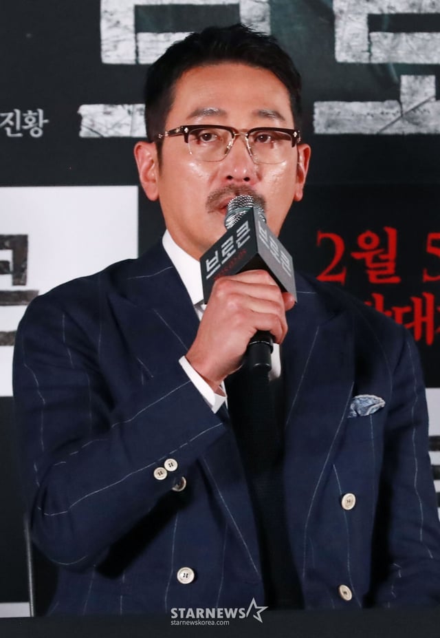 배우 하정우가 23일 오후 서울 CGV용산아이파크몰에서 진행된 영화 '브로큰'(감독 김진황) 언론배급시사회 및 기자간담회에 참석해 질문에 답하고 있다. /2025.01.23 /사진=이동훈 photoguy@