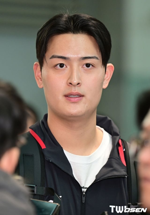 LG 트윈스 허용주가 23일 출국에 앞서 취재진과 인터뷰에 임하고 있다.