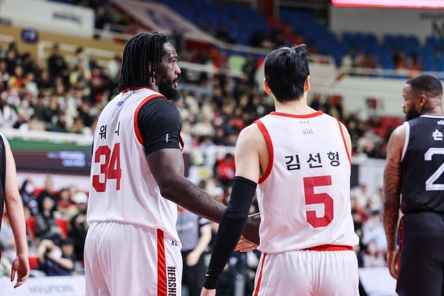 SK 자밀 워니(왼쪽)와 김선형. /사진=KBL 제공