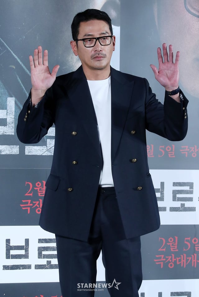 배우 하정우가 6일 오전 서울 광진구 롯데시네마 건대입구에서 진행된 영화 '브로큰' 제작보고회에 참석해 포즈를 취하고 있다.   '브로큰'은 시체로 돌아온 동생과 사라진 그의 아내, 사건을 예견한 베스트셀러 소설까지, 모든 것이 얽혀버린 그날 밤의 진실을 밝히기 위해 끝까지 달려가는 민태(하정우 분)의 분노의 추적을 그린 이야기. 오는 2월 5일 개봉. 2025.01.06 /사진=김창현 chmt@