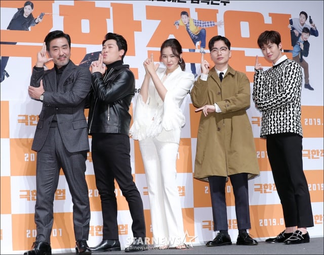 배우 류승룡, 진선규, 이하늬, 이동휘, 공명이 17일 오전 서울 강남구 압구정CGV에서 열린 영화 '극한직업' 제작보고회에 참석해 포즈를 취하고 있다. '극한직업'은 해체 위기의 마약반 5인방이 범죄조직 소탕을 위해 위장창업한 마약치킨이 일약 맛집으로 입소문을 타게 되면서 벌어지는 이야기로 2019년 1월 개봉될 예정이다.