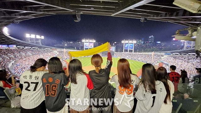 '2024 신한 SOL 뱅크 KBO리그' LG-한화전이 지난해 9월 25일 서울 잠실야구장에서 열렸다. 지난해 구단 역대 한 시즌 최다 매진, 최다 관중과 잠실구장 최다 관중 기록을 갈아치운 LG는 2024년 9월 25일 한화전에서 시즌 25번째 홈 경기 만원 관중을 달성했다. 여성 팬들이 열띤 응원전을 펼치고 있다. /사진=김진경 대기자
