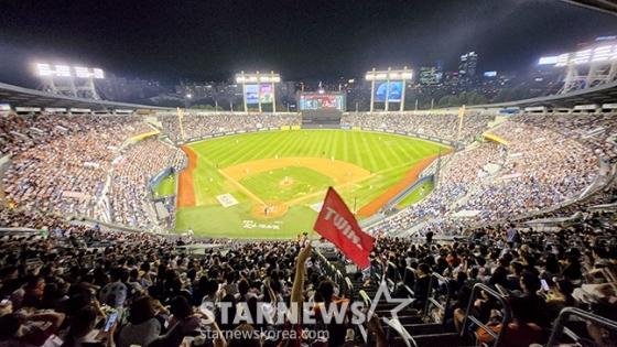 '2024 신한 SOL 뱅크 KBO리그' LG-한화전이 지난해 9월 25일 서울 잠실야구장에서 열렸다. 2024년 구단 역대 한 시즌 최다 매진, 최다 관중과 잠실구장 최다 관중 기록을 갈아치운 LG는 2024년 9월 25일 한화전에서 시즌 25번째 홈 경기 만원 관중을 달성했다. LG 팬들이 열띤 응원전을 펼치고 있다. /사진=김진경 대기자