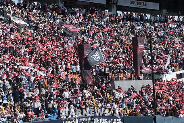 '2024 KBO 포스트시즌 준플레이오프 1차전' LG-KT전이 2024년 10월 5일 서울 잠실야구장에서 열렸다. KT 팬들이 열띤 응원을 펼치고 있다. /사진=김진경 대기자