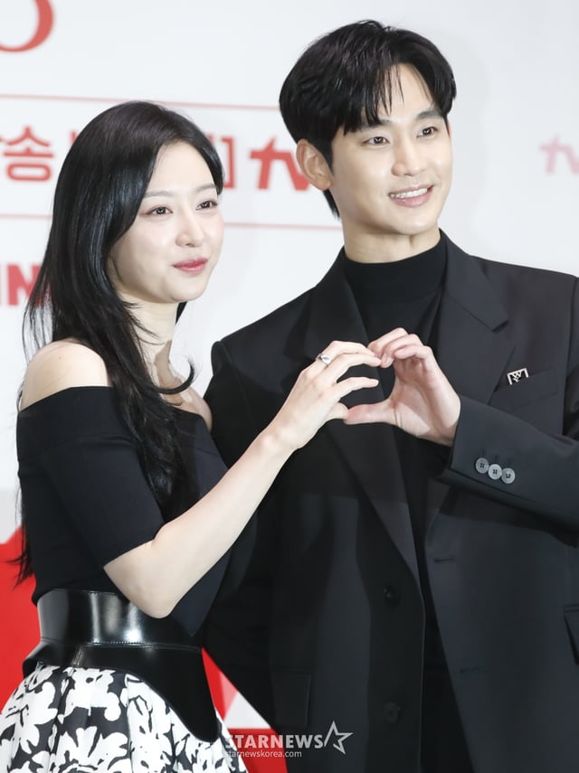 김지원(왼쪽)과 김수현 /사진=뉴스1