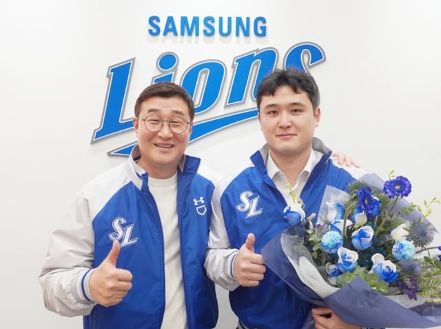 4년 최대 70억원에 삼성 유니폼을 입은 최원태(오른쪽)와 이종열 단장. /사진=삼성 라이온즈 제공