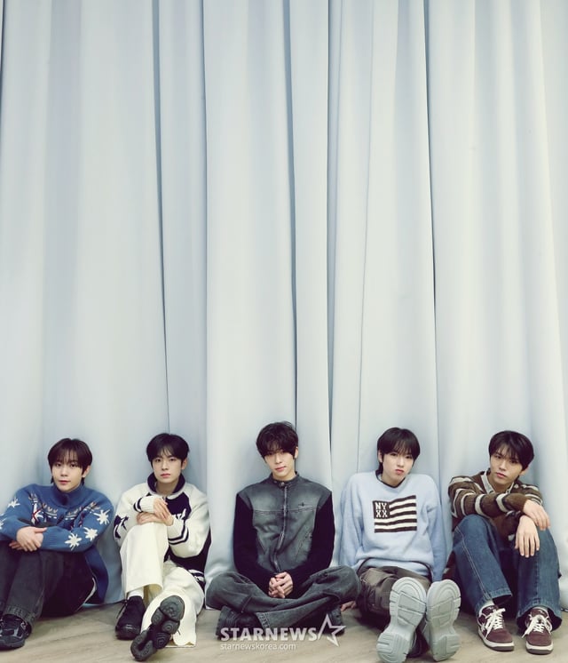 엔시티 위시(NCT WISH)가 서울 성동구 SM엔터테인먼트 사옥에서 진행된 '제 9회 아시아 아티스트 어워즈'(The 9th Asia Artist Awards, 이하 'AAA 2024')' 수상 인터뷰에 앞서 포즈를 취하고 있다. /사진=김창현 chmt@