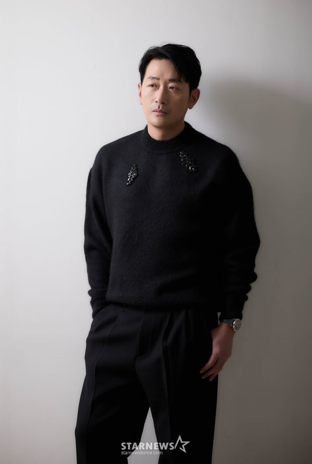 영화 '브로큰'의 주연배우 하정우가 24일 진행된 라운드 인터뷰를 위해 포즈를 취하고 있다. /사진제공=바른손이앤에이 2025.01.24 /사진=이동훈 photoguy@