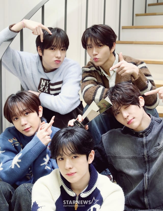 엔시티 위시(NCT WISH)가 서울 성동구 SM엔터테인먼트 사옥에서 진행된 '제 9회 아시아 아티스트 어워즈'(The 9th Asia Artist Awards, 이하 'AAA 2024')' 수상 인터뷰에 앞서 포즈를 취하고 있다. /사진=김창현 chmt@