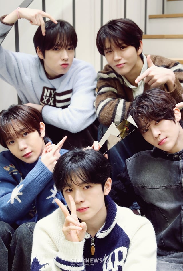 엔시티 위시(NCT WISH)가 서울 성동구 SM엔터테인먼트 사옥에서 진행된 '제 9회 아시아 아티스트 어워즈'(The 9th Asia Artist Awards, 이하 'AAA 2024')' 수상 인터뷰에 앞서 포즈를 취하고 있다. /사진=김창현 chmt@
