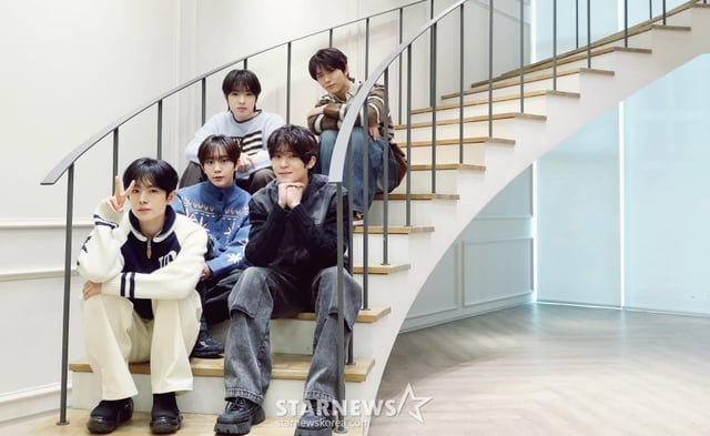 엔시티 위시(NCT WISH)가 서울 성동구 SM엔터테인먼트 사옥에서 진행된 '제 9회 아시아 아티스트 어워즈'(The 9th Asia Artist Awards, 이하 'AAA 2024')' 수상 인터뷰에 앞서 포즈를 취하고 있다.  /사진=김창현 chmt@