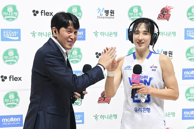 우리은행 위성우 감독(왼쪽)과 김단비가 24일 BNK전 종료 후 함께 방송 인터뷰를 하고 있다. /사진=WKBL 제공