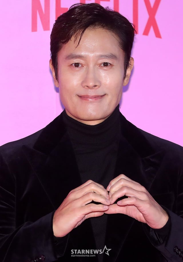 배우 이병헌이 9일 오후 서울 중구 동대문디자인플라자에서 진행된 넷플릭스 시리즈 '오징어 게임 시즌2' 핑크카펫에 참석해 포즈를 취하고 있다. '오징어 게임 시즌2'는 복수를 다짐하고 다시 돌아와 게임에 참가하는 '기훈'(이정재)과 그를 맞이하는 '프론트맨'(이병헌)의 치열한 대결, 그리고 다시 시작되는 진짜 게임을 담은 이야기다. 오는 26일 공개. 2024.12.9 /사진=김창현 chmt@