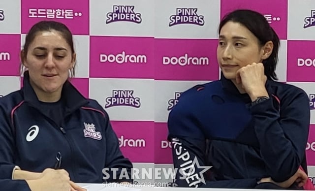 김연경(오른쪽)이 승리 후 인터뷰에서 피치의 답변을 지켜보고 있다. /사진=안호근 기자