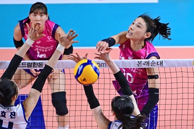 김연경(오른쪽)이 블로킹 벽을 뚫고 득점하고 있다. /사진=KOVO 제공