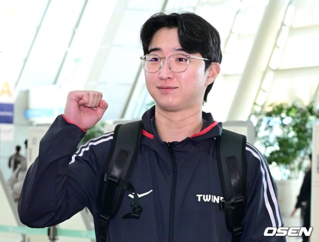 LG 최채흥이 지난 23일 인천국제공항을 통해 미국 애리조나 스프링캠프에 출국하고 있다.
