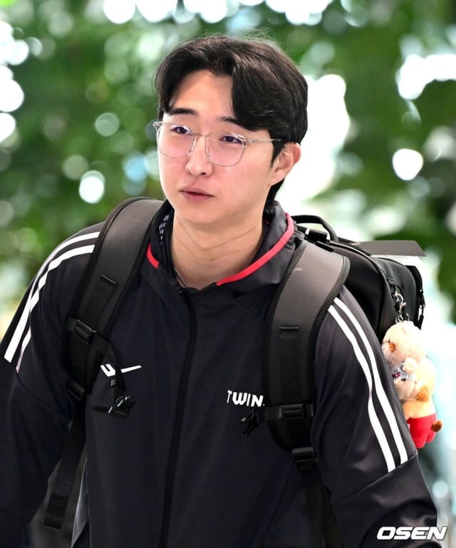 LG 최채흥이 지난 23일 인천국제공항을 통해 미국 애리조나 스프링캠프에 출국하고 있다.