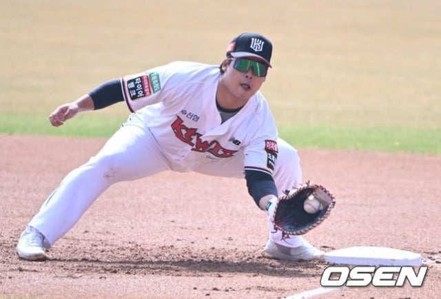 강백호가 1루 수비를 하고 있다.