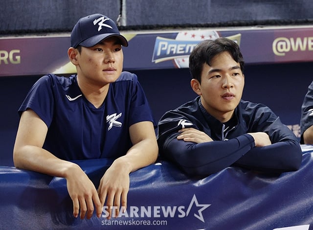 김주원(왼쪽)과 김휘집이 지난해 열린 프리미어 12 경기를 더그아웃에서 지켜보고 있다. /사진=김진경 대기자