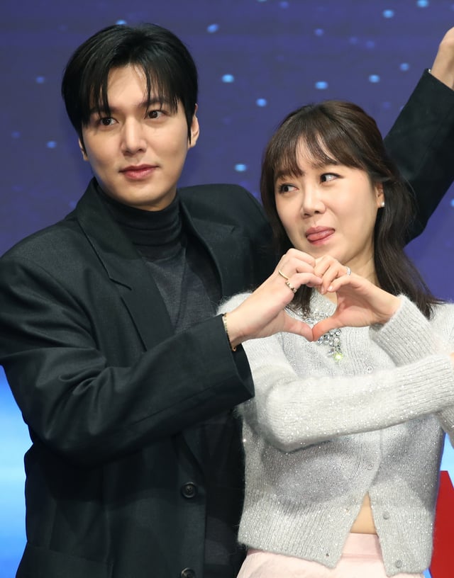 (서울=뉴스1) 권현진 기자 = 배우 이민호와 공효진(오른쪽)이 18일 오후 서울 구로구 신도림 더 세인트에서 열린 tvN 새 토일드라마 '별들에게 물어봐' (극본 서숙향, 연출 박신우) 제작발표회에 참석해 포즈를 취하고 있다.  '별들에게 물어봐'는 무중력 우주 정거장에서 일하는 보스 이브(공효진 분)와 비밀스러운 미션을 가진 불청객 공룡(이민호 분)의 지구 밖 생활기를 그린 작품이다. 2024.12.18/뉴스1  Copyright (C) 뉴스1. All rights reserved. 무단 전재 및 재배포,  AI학습 이용 금지. /사진=(서울=뉴스1) 권현진 기자