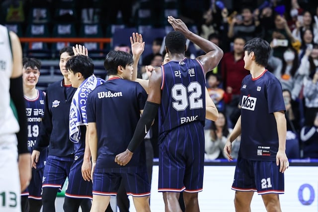 KCC 선수단이 26일 DB전 승리 후 기뻐하고 있다. /사진=KBL 제공