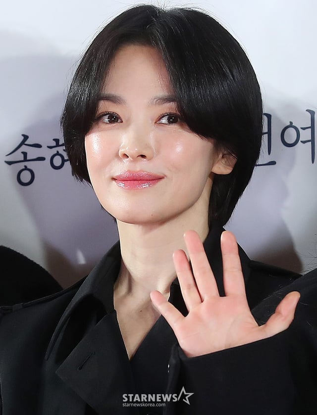 배우 송혜교가 21일 오후 서울 송파구 롯데월드타워 롯데시네마에서 진행된 영화 '검은 수녀들' VIP시사회에 참석해 포즈를 취하고 있다.  '검은 수녀들'은 '검은 사제들'의 두 번째 이야기로 강력한 악령에 사로잡힌 소년을 구하기 위해 금지된 의식에 나서는 사람들의 이야기를 그린 영화다. 오는 24일 개봉. 2025.01.21 /사진=김창현 chmt@