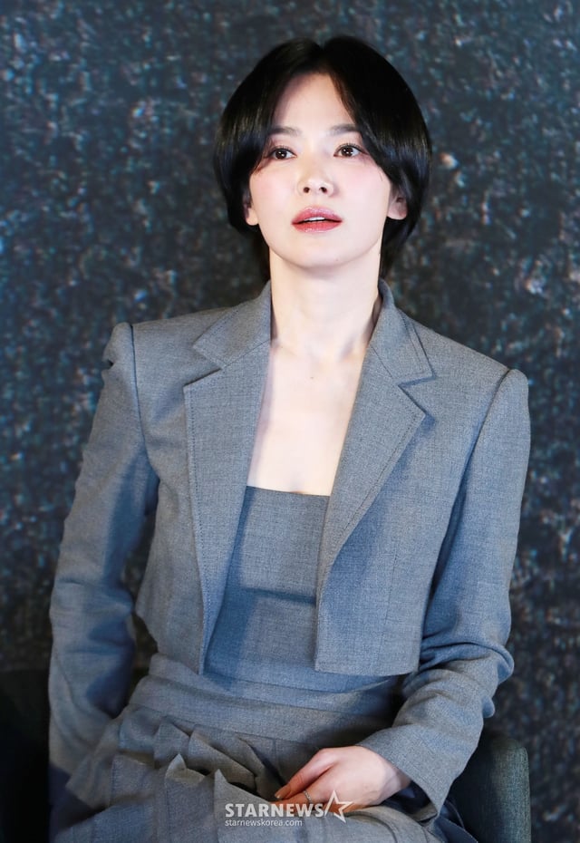 배우 송혜교가 14일 오후 서울 롯데시네마 월드점에서 진행된 영화 '검은 수녀들'(감독 권혁재) 쇼케이스에 참석해 포즈를 취학고 있다. /2025.01.14 /사진=이동훈 photoguy@