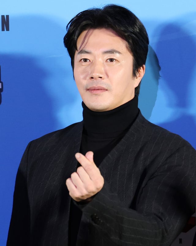(서울=뉴스1) 권현진 기자 = 배우 권상우가 15일 서울 용산구 CGV 용산점에서 열린 영화 '히트맨2' 언론시사회에 참석해 포즈를 취하고 있다.   '히트맨2'는 대히트 흥행 작가에서 순식간에 '뇌절작가'로 전락한 '준'(권상우 분)이 야심차게 선보인 신작 웹툰을 모방한 테러가 발생하고, 하루아침에 범인으로 몰리면서 벌어지는 코믹 액션 영화이다. 2021.15/뉴스1  Copyright (C) 뉴스1. All rights reserved. 무단 전재 및 재배포,  AI학습 이용 금지. /사진=(서울=뉴스1) 권현진 기자