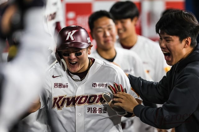 홈런 후 더그아웃에서 동료들에게 축하를 받는 최주환(가운데). /사진=키움 히어로즈 제공