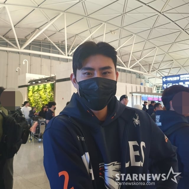 한화 심우준이 지난 22일 인천국제공항에서 2025 한화 스프링캠프 출국을 앞두고 취재진과 인터뷰하고 있다. /사진=김동윤 기자