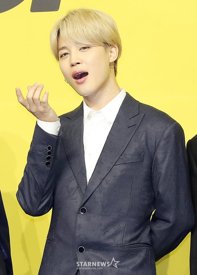 방탄소년단(BTS) 지민이 21일 오후 서울 송파구 방이동 올림픽홀에서 진행된 새 싱글앨범 'Butter' 발매 기념 쇼케이스에서 포즈를 취하고 있다.  'Butter'에는 버터처럼 부드럽게 녹아들어 너를 사로잡겠다는 방탄소년단의 귀여운 고백이 담겨있다.  방탄소년단은 'Butter'를 사실상의 선 공개 싱글로 스타트를 끊고 6월 중 'Butter'가 포함된 새 앨범을 발매할 계획이다. 2021.05.21