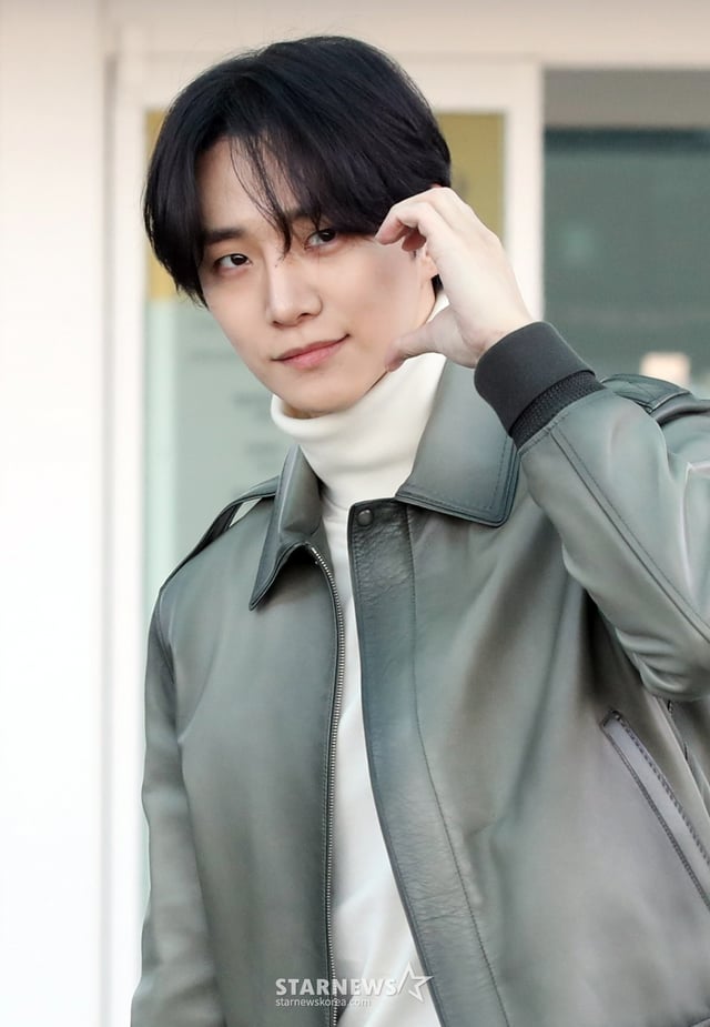가수 겸 배우 이준호가 ‘파리 패션 위크 벨루티 프레젠테이션’ 참석 차 18일 오전인천국제공항을 통해 출국하고 있다. 2025.01.18 /사진=임성균 tjdrbs23@