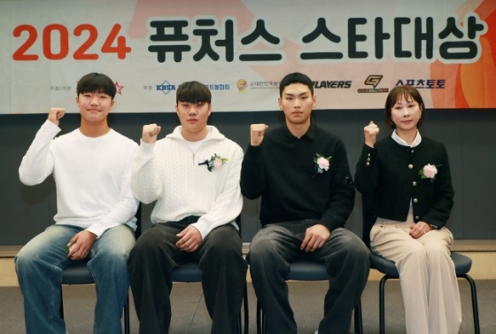 지난해 11월 25일 오후 서울 프레스센터에서 진행된 2024 퓨처스 스타대상 시상식(주최 스타뉴스)에서 야구부문 수상자 정우주, 박준순, 김규희(정현우母)이 포즈를 취하고 있다. '퓨처스 스타대상'은 한국 스포츠 발전과 아마추어 체육 활성화에 기여하고자 제정됐다. /사진=이동훈 기자