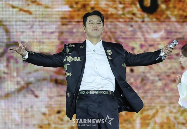 (서울=뉴스1) 김진환 기자 = 가수 장민호가 21일 오후 서울 종로구 경복궁 흥례문 광장에서 열린 ‘2024 국가유산 방문 캠페인 : ‘코리아 온 스테이지’ 무대에서 열정적인 공연을 펼치고 있다.   2020년 처음 선보인 방문 캠페인은 국가유산의 가치를 재발견하고, 아름다움을 널리 알리기 위한 행사다. 올해는 전국 총 76곳의 국가유산을 10개 코스로 구성해 소개한다. 2024.5.21/뉴스1  Copyright (C) 뉴스1. All rights reserved. 무단 전재 및 재배포,  AI학습 이용 금지. /사진=(서울=뉴스1) 김진환 기자
