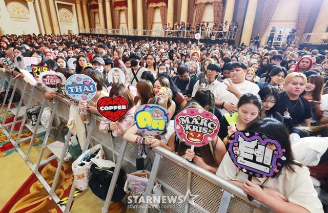 27일 오후 태국 방콕 임팩트 챌린저 홀 1-2(IMPACT Challenger Hall 1-2)에서 진행된 '제9회 아시아 아티스트 어워즈'(The 9th Asia Artist Awards, 이하 'AAA 2024') 레드카펫 행사에서 세계 각국의 팬들이 아티스트들을 응원하고 있다. /2024.12.27 /사진=이동훈 기자 photoguy@